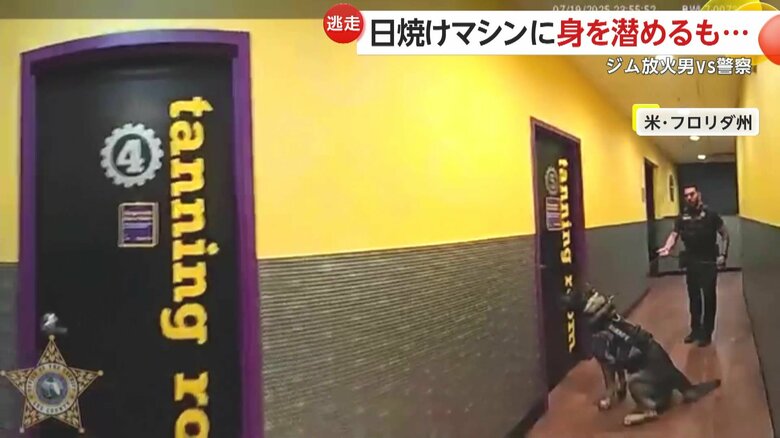 個室の前で立ち止まり吠えた警察犬