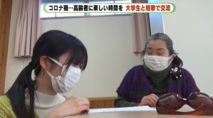 参加者の話を聞き取って歌にしていく田端さん