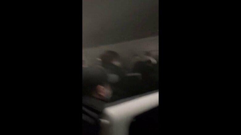 白い煙か…緊迫する機内の様子（乗客撮影）