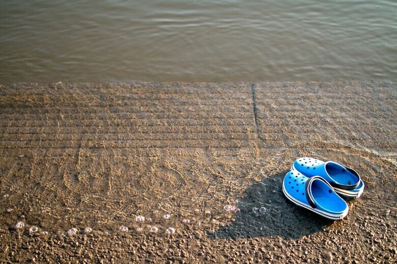 流されたサンダルは追いかけずに諦めよう（画像はイメージ）