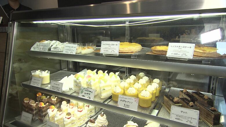 ショーケース内に並ぶケーキ