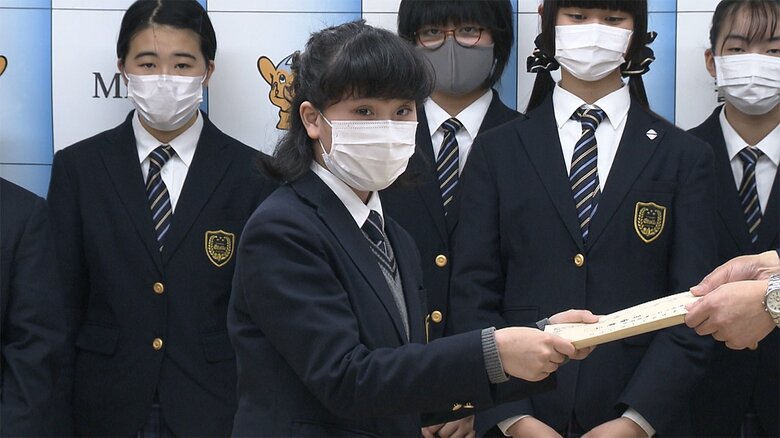 最優秀ポスターには、ボランティア部の2年･田中美桜さんの作品が選ばれた。