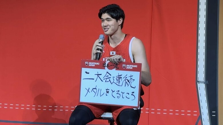会見で女子代表について語る渡邊雄太選手（16日、都内ホテル）