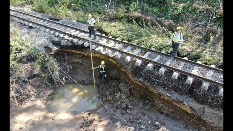 線路下の地盤が崩落（提供：JR北海道）