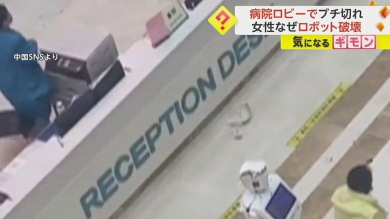 殴られたロボットの破片が吹き飛び、カウンターの女性が逃げていく様子⑨