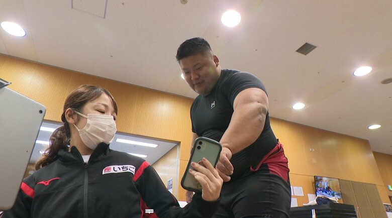 三宅宏美コーチ（左）と村上選手（右）