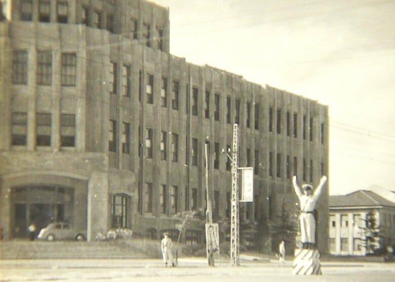 交差点で手信号をする警察官