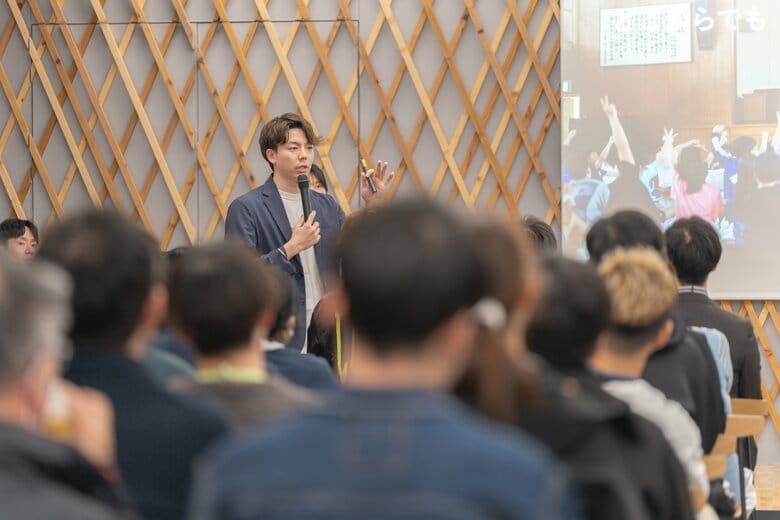 阿曽沼さん（中央）「新しい教育のインフラに」