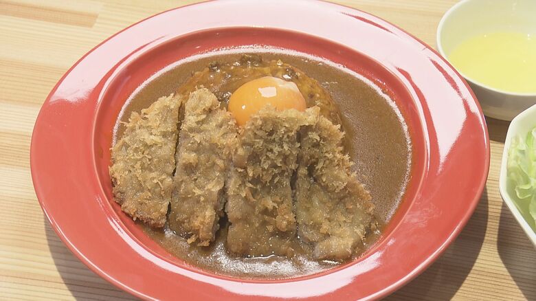 「カミカツ黒毛和牛カレー」卵黄入り（1050円）