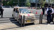 車体に「神風」「たすけてあげるよ」 皇居・大手門近くのガードレールに軽自動車突っ込む 運転手を現行犯逮捕 東京・千代田区