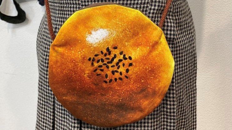 布からできた あんぱんポシェット が可愛い 担当者 中身はこしあん風になっています 布からできた あんぱんポシェット が可愛い 担当者 中身はこしあん風になっています
