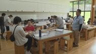 音階に合わせ長さを調整…子供達が尾鷲ヒノキを使った木琴作りに挑戦 ノコギリなど使い自分だけの木琴に