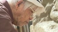 99歳・中村晋也が刻む「かくれ念仏」　高さ約3m、2026年10月西本願寺鹿児島別院でお披露目予定 