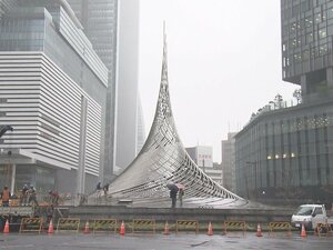 リニア開業に合わせた再整備で移設…名古屋駅前のモニュメント『飛翔』解体工事始まる 1989年に設置