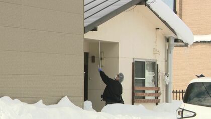 「人の足が見える」高齢女性が落雪に埋もれて死亡“屋根からの落雪”に巻き込まれたか…付近にはスコップも_警察が事故の経緯と原因を詳しく捜査〈北海道旭川市〉