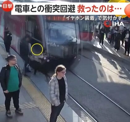 イヤホン付けた女性が電車に気づかず“飛び出し”　気づいた警備員が間一髪で救助　トルコ
