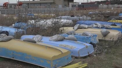 住民も困惑… 港に放置された約60艘の“ボート” 強風で飛ばされ民家に直撃する被害も…新潟県が税金200万円かけ撤去