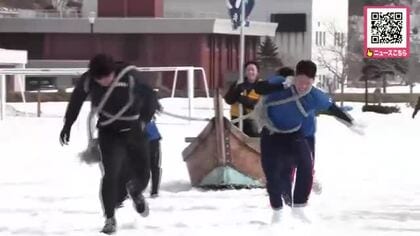 【ニシン舟を引く人間ばんば】雪上の祭り「萌っこ春待里」が留萌市で開催！賞金10万円をかけ重さ約700キロの舟を8人一組で引くレースに会場が大盛り上がり…甘エビ争奪じゃんけん大会やもちまきも〈北海道〉