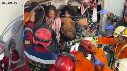 通勤電車の女性専用車両に長距離列車が追突　女性15人死亡　84人けが　直前にタクシーと接触し停車中　インドネシア　