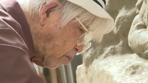 99歳・中村晋也が刻む「かくれ念仏」　高さ約3m、2026年10月西本願寺鹿児島別院でお披露目予定 