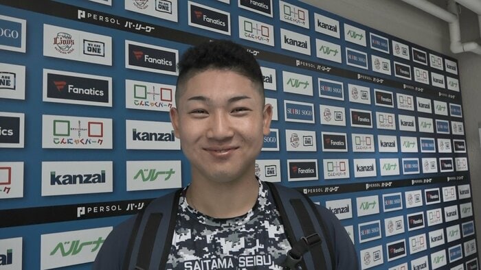インタビューに答える古賀
