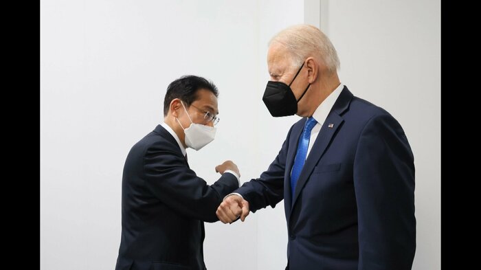 日米“短時間懇談”(英・グラスゴー 11月2日 提供:内閣広報室)