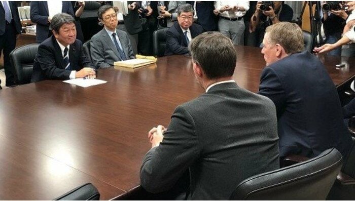 日米貿易協定交渉中の写真(内閣官房提供) 向かって右が渋谷和久氏。手前の右がライトハイザー氏で、左はグリア氏