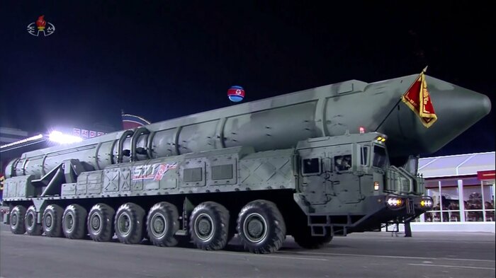 固体推進式大陸間弾道ミサイルと推定される大型ミサイル(朝鮮人民軍創建75周年閲兵式・2023年2月8日)