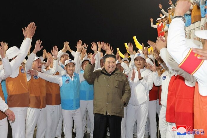 「万里鏡1」偵察衛星の打ち上げ成功を喜ぶ金正恩総書記(朝鮮中央通信・11月22日)