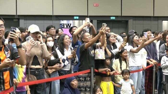 くじ引きの様子を家族総出で見守る