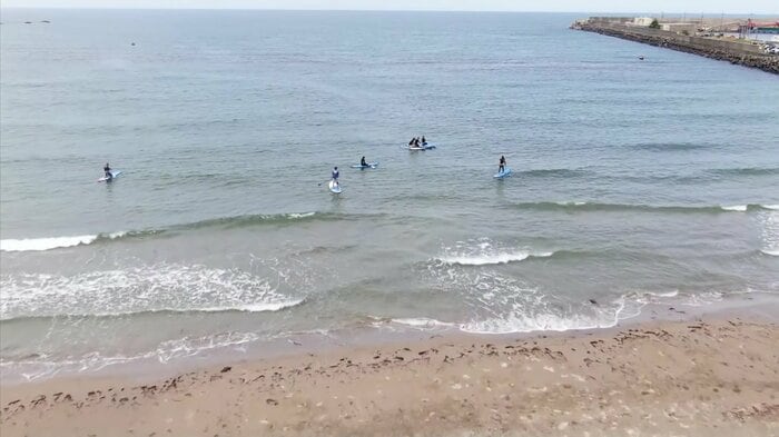 海のアクティビティを体験する人たち