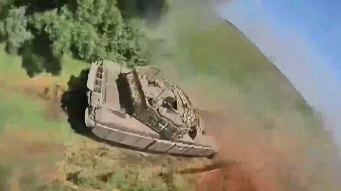 ロシア軍ドローンによるウクライナ軍戦車への攻撃。(ロシア国防省6月10日)