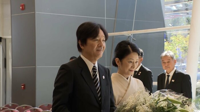 慰霊碑に供花される秋篠宮ご夫妻