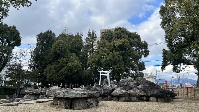 参道の右手にある「御神苑(ごしんえん)」。高い部分が「雲仙塚」で雲仙の山景を表現