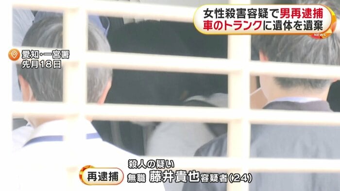 身を低くして警察車両に乗り込む藤井容疑者(愛知・一宮署 4月18日)