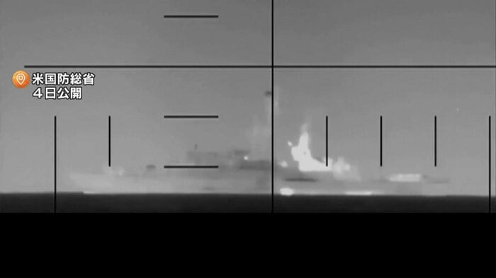 イラン軍艦に米潜水艦から発射された魚雷が命中する瞬間