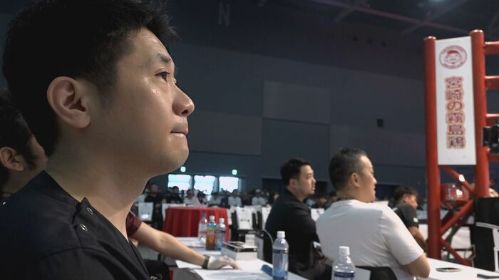 リングサイドで試合を見守る久城医師(マリンメッセ福岡B館)