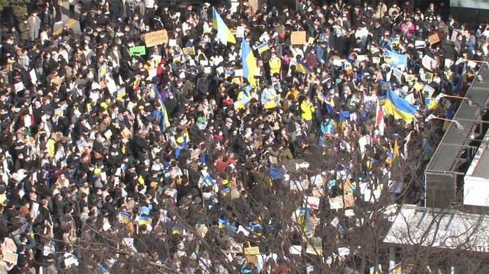 ロシアの軍事侵攻に抗議するため渋谷ハチ公前に集まった人たち（午後2時前）