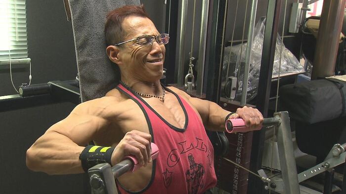 筋力トレーニングに励む鷲巣さん