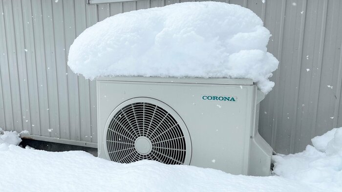 雪に埋もれてしまった室外機(提供:コロナ)
