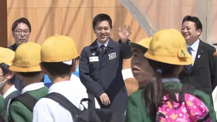 子供たちを出迎える大阪府・吉村洋文知事