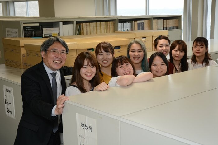 専修大学ジャーナリズム学科 山田健太教授(左)