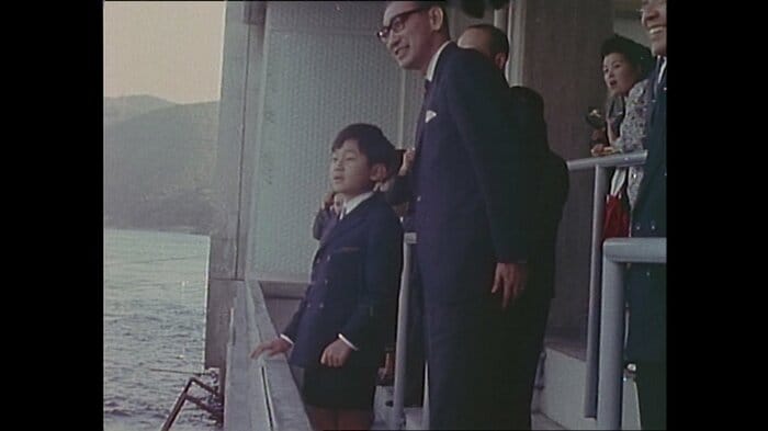 昭和44(1969)年　船上から海女の作業をご覧になる陛下