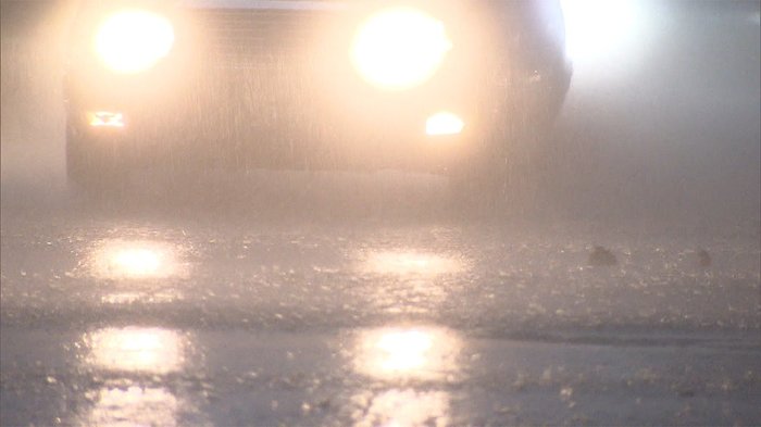 きょうも各地でゲリラ雷雨 落雷相次ぎ 道路が川に...