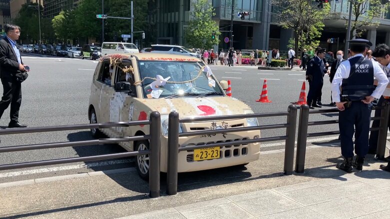 車体に「神風」「たすけてあげるよ」　皇居・大手門近くのガードレールに軽自動車突っ込む　運転手を現行犯逮捕　東京・千代田区｜FNNプライムオンライン