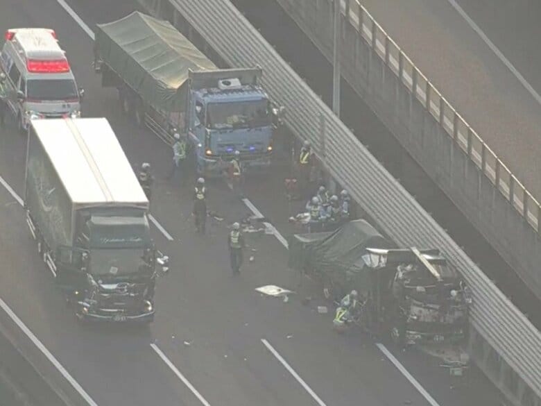 伊勢湾岸道でトラック等5台が絡む事故 これまでに50代男性1人を搬送｜FNNプライムオンライン