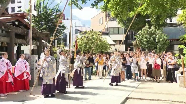 博多に本格的な秋の訪れ　櫛田神社で「ぎなん落とし」　巫女たちがギンナンを拾い上げ　福岡市｜FNNプライムオンライン