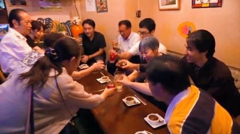 「昭和レトロ」な歓楽街で1時間2000円『スナック体験ツアー』　同じ趣味の仲間と一緒に店めぐり　今回は「歴史好き」が参加　｜FNNプライムオンライン