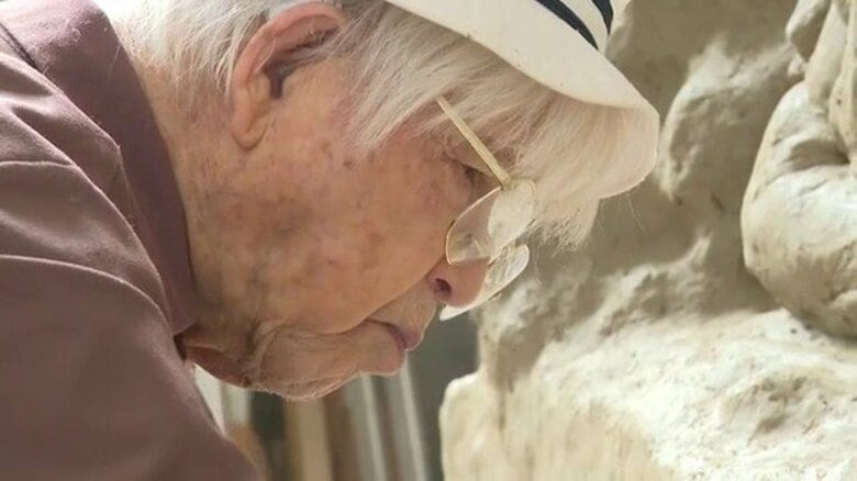 99歳・中村晋也が刻む「かくれ念仏」　高さ約3m、2026年10月西本願寺鹿児島別院でお披露目予定｜FNNプライムオンライン
