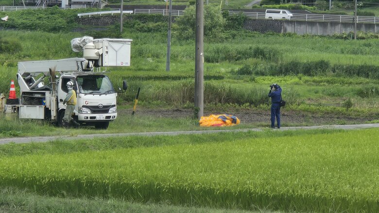 パラグライダーが墜落　操縦していた静岡県の70歳男性をドクターヘリで搬送　「飛行中、電線に引っ掛かり地面に落下した」と本人から通報　負傷程度は確認中｜FNNプライムオンライン